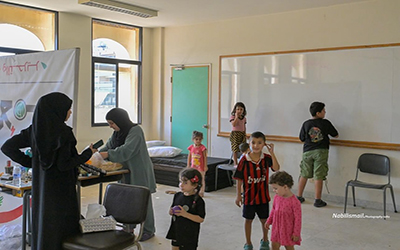 أطفال نازحون من الجنوب إلى مدرسة في بيروت (بعدسة نبيل إسماعيل)