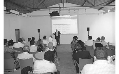 لقمان سليم في إحدى ورش العمل في «الهنغار»