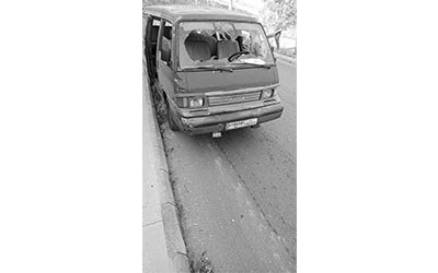 أضرار طالت فان نقل طلاب بعد غارة استهدفت سيارة على طريق كفردجال_ النبطية، المصدر: جريدة النهار