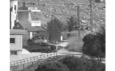 دبابة إسرائيلية في بلدة مارون الراس