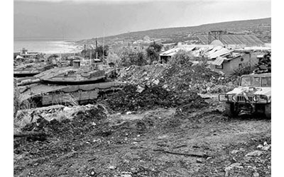 دبابتا مركافا وآلية هامر بالقرب في بلدة الناقورة