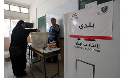 سيدة تقترع في بيروت (جريدة الشرق الأوسط)