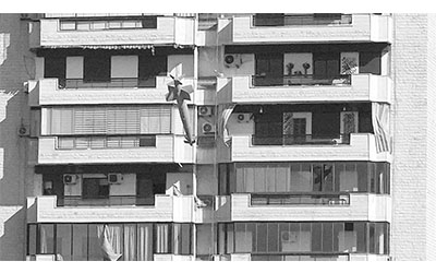 صاروخ يصيب مبنى في الغبيري