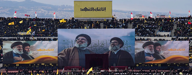 لوحة تحمل صورتَي حسن نصر الله وهاشم صفي الدين  (رويترز)