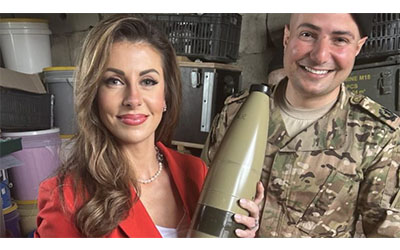 مورغان أورتاغوس تحمل صاروخًا