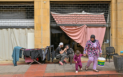 نازحون في مبنى اللعازارية وسط بيروت (بعدسة نبيل إسماعيل)