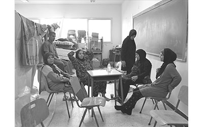 ينتظرون عودتهم إلى قراهم في احدى المدارس المعتمدة مركز ايواء. المصدر: وكالة الاناضول