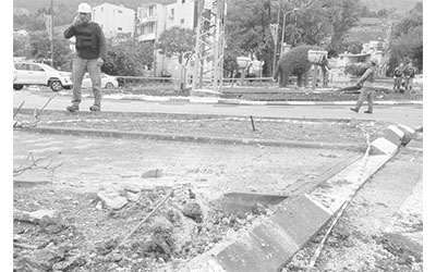 «أضرار» أصابت أحد الأرصفة جرّاء سقوط «صاروخ» أطلقه حزب الله على كريات شمونة، المصدر: الميادين
