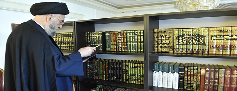 العلامة المجتهد السيد علي الأمين في مكتبته