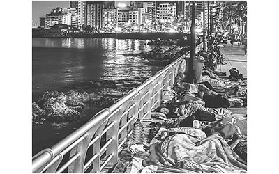 نازحون يفترشون الرصيف البحري