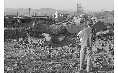 طفلة تتفقد آثار غارة جوية استهدفت منزلًا في بلدة دبين بجنوب لبنان ليل الثلاثاء (أ. ف. ب.)