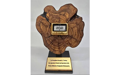 جهاز البيجر الذهبي الذي قدمه نتنياهو لترامب